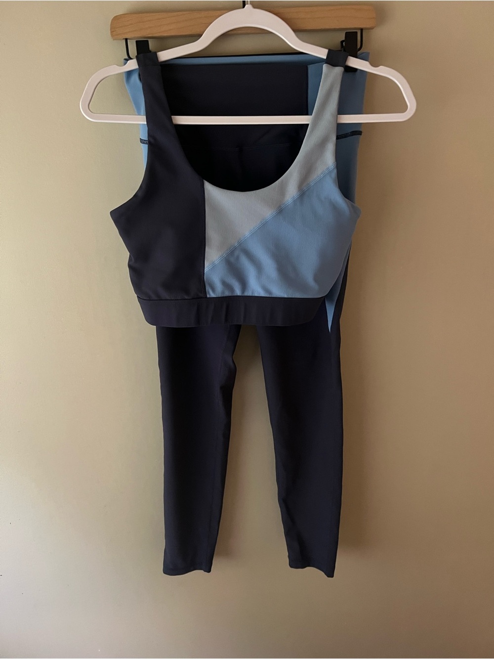 Colorblock Scoop-Back Active Set - Navy & Light Blue